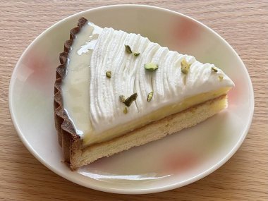Taze meyve ya da şekerle kaplı, bol krema ve kremalı nefis bir dilim pasta. Tatlı fotoğrafçılığı için mükemmel, yiyeceklerle ilgili projelerde hoşgörü ve tatlılık gösteriliyor..