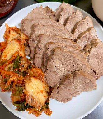 Suyuk, geleneksel Kore usulü haşlanmış domuz dilimleri, yumuşak ve sulu, genellikle tuzlu karides sosu, sarımsak ve ssamjang ile servis edilir. Lezzetli ve dengeli bir ısırık için salataya sarmak için mükemmel..