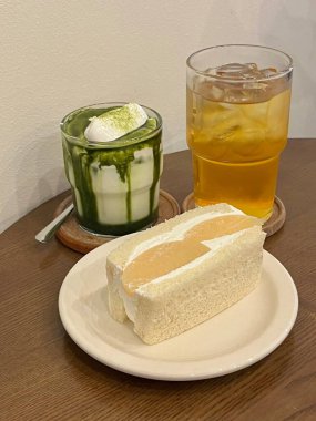 Narin katmanlı hafif ve kremalı tatlılar, taze meyveler ve tatlı içeceklerle eşleştirilmiş zengin tatlar. Hoş ve hoşgörülü bir deneyim için mükemmel bir kafe ziyafeti..