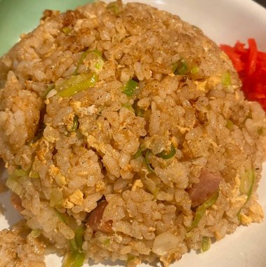 Nasi goreng ya da kızarmış pirinç geleneksel pilav. Endonezya 'dan az miktarda yağda kızartılmış pilav. Sonra soğan, sarımsak, acı biber ve tatlı soya sosuyla tatlandırılmış..