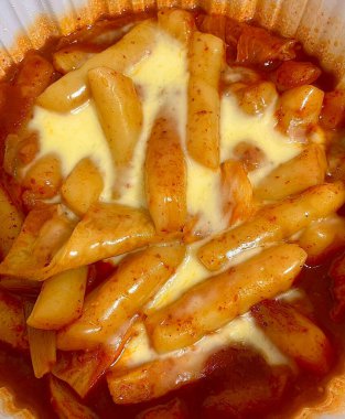 Yeoptteok, baharatlı bir Kore pirinç keki tabağı. Çiğnenmiş ve yoğun aromalı sosla karıştırılmış. Sıklıkla balık köftesi ve haşlanmış yumurtalarla eşleştiriliyor. Ateşli sıcaklığı ve cesur tadı ile bilinir..