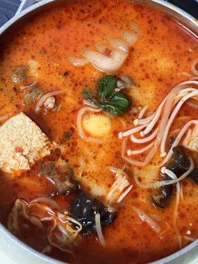 Malatang, baharatlı ve hissiz bir Sichuan çorbası içeren lezzetli bir Çin sokak yemeği et, deniz ürünleri, sebze ve tofu gibi özelleştirilebilir malzemelerle dolu. Sıcak ve cesur bir aşçılık deneyimi.