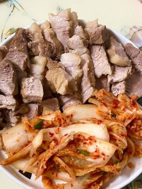 Suyuk, geleneksel Kore usulü haşlanmış domuz dilimleri, yumuşak ve sulu, genellikle tuzlu karides sosu, sarımsak ve ssamjang ile servis edilir. Lezzetli ve dengeli bir ısırık için salataya sarmak için mükemmel..