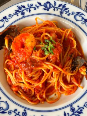 Zengin domates sosuyla kaplanmış klasik spagetti. Rahatlatıcı bir yemek için mükemmel keskin ama lezzetli lezzetlerin basit bir kombinasyonunu sunuyor..