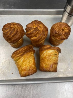 Kruvasan tereyağlı, pullu katmanları ve altın kabuğuyla bilinen klasik bir Fransız hamur işidir. Çoğunlukla sade ya da çikolatalı, bademli ya da jambonlu ya da peynirli, kahvaltı için mükemmel olur.