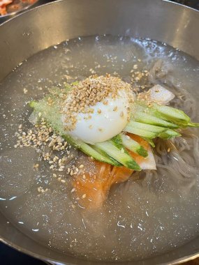 Soğukta çiğnenmiş karabuğday erişteli otantik Pyongyang naengmyeonu taze ve lezzetli bir tat sunuyor. Geleneksel Kore mutfak menüleri ve yaz yemekleri için mükemmel..