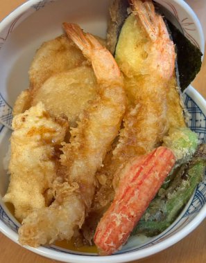 Çıtır çıtır ve lezzetli Twigim, sebze ve deniz ürünleri gibi çeşitli malzemelerle Kore usulü tempura, mükemmelce kızartılmış. Lezzetli, çıtır çıtır bir sokak yemeği gibi..