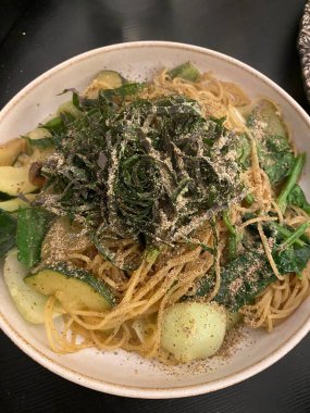 Spagetti salatası al dente makarnayı taze sebzelerle, keskin sosla ve isteğe bağlı otlarla veya peynirle birleştirir. Canlı, ferahlatıcı bir yemek. Hafif yemekler ya da toplantılar için mükemmel..