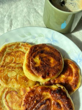 Altın, çıtır çıtır Hotteok, yapışkan, tatlı şurup, esmer şeker ve fındıkla dolu popüler bir Kore sokak atıştırmalığı. Her lokmada mükemmel derecede sıcak ve tatmin edici..