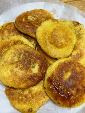 Altın, çıtır çıtır Hotteok, yapışkan, tatlı şurup, esmer şeker ve fındıkla dolu popüler bir Kore sokak atıştırmalığı. Her lokmada mükemmel derecede sıcak ve tatmin edici..