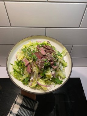 Çıtır marul, sulu ızgara tavuk, çıtır çıtır kıtır kıtır ekmek ve kremalı Sezar soslu taze tavuk Sezar salatası. Klasik, lezzetli ve her yemek için mükemmel bir yemek.!