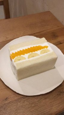 Taze meyve ya da şekerle kaplı, bol krema ve kremalı nefis bir dilim pasta. Tatlı fotoğrafçılığı için mükemmel, yiyeceklerle ilgili projelerde hoşgörü ve tatlılık gösteriliyor..