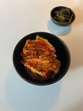 Geleneksel Kore kimchi 'si, baharatlı ve keskin mayalanmış lahana yemeği sarımsak, acı biber ve soğan karışımı. Cesur lezzetleri ve zengin probiyotik faydalarıyla bilinir..