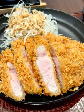 Çıtır tonkatsu, Japon usulü kızarmış domuz pirzolası dilimlenmiş lahana ve tuzlu sosla servis edilir. Lezzetli bir kıtır kıtır doku ve sulu et dengesi.