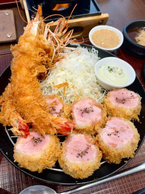 Çıtır tonkatsu, Japon usulü kızarmış domuz pirzolası dilimlenmiş lahana ve tuzlu sosla servis edilir. Lezzetli bir kıtır kıtır doku ve sulu et dengesi.