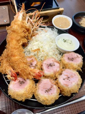 Çıtır tonkatsu, Japon usulü kızarmış domuz pirzolası dilimlenmiş lahana ve tuzlu sosla servis edilir. Lezzetli bir kıtır kıtır doku ve sulu et dengesi.