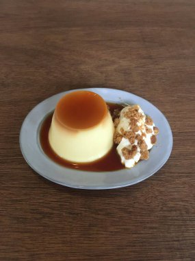 Yumuşak ve ipeksi mini puding, ağzında eriyen bir dokuya ve narin bir tatlılığa sahip minyon bir bardakta servis edilir. Isırık büyüklüğünde büyüleyici bir ziyafet Günün her anı için mükemmel.