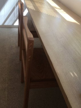 Modern dekorlu rahat bir kafe, rahat koltuklar ve sıcak ışıklandırma. Kahve ya da çay içmek için mükemmel bir yer. Misafirler için rahat ve davetkar bir ortam yaratıyor..