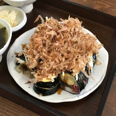 Taze sebzelerle, baharatlı pirinçlerle ve gevrek yosunlara sarılmış lezzetli proteinlerle dolu nefis kimbap dürümleri. Her ısırıkta lezzet ve dokuların mükemmel bir kombinasyonu.