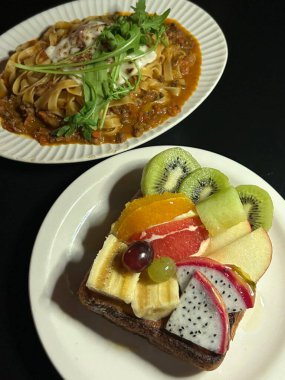 Zengin domates sosuyla kaplanmış klasik spagetti. Rahatlatıcı bir yemek için mükemmel keskin ama lezzetli lezzetlerin basit bir kombinasyonunu sunuyor..