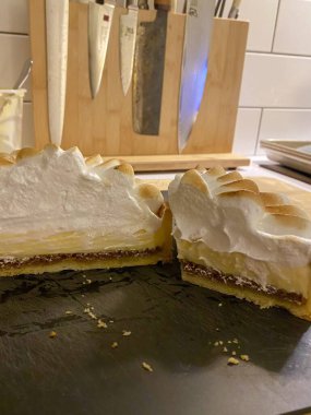 Lezzetli, kabarık bir pasta. Her durum için mükemmel. Genellikle kremayla ya da taze meyvelerle kaplandığında, her lokmaya neşe katan tatlı bir ziyafet olur..