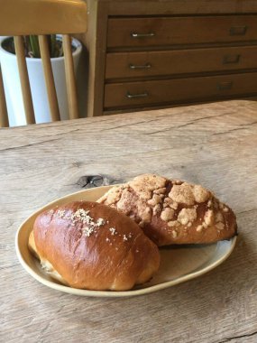 Yumuşak, kabarık bir iç yapısı ve hafif tuz serpiştirilmiş mükemmel çıtır çıtır bir kabuğu olan altın kahverengi tuz ekmeği. Her durum için basit ama tatmin edici bir tedavi..