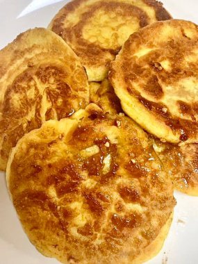 Altın, çıtır çıtır Hotteok, yapışkan, tatlı şurup, esmer şeker ve fındıkla dolu popüler bir Kore sokak atıştırmalığı. Her lokmada mükemmel derecede sıcak ve tatmin edici..