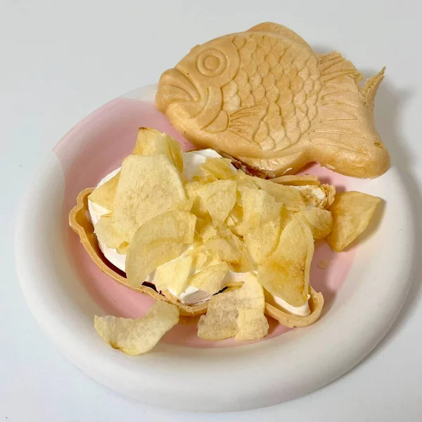 Hoş bir kafe ortamında sergilenen tatlı çeşitleri zarif tabaklar üzerinde pastalar, pastalar ve tatlı ikramlar, sıcak ve davetkar bir atmosfer yaratıyor..