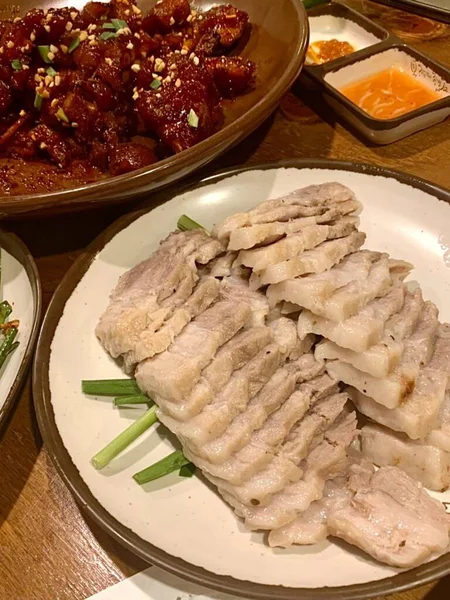 Suyuk, geleneksel Kore usulü haşlanmış domuz dilimleri, yumuşak ve sulu, genellikle tuzlu karides sosu, sarımsak ve ssamjang ile servis edilir. Lezzetli ve dengeli bir ısırık için salataya sarmak için mükemmel..