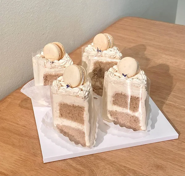 Taze meyve ya da şekerle kaplı, bol krema ve kremalı nefis bir dilim pasta. Tatlı fotoğrafçılığı için mükemmel, yiyeceklerle ilgili projelerde hoşgörü ve tatlılık gösteriliyor..