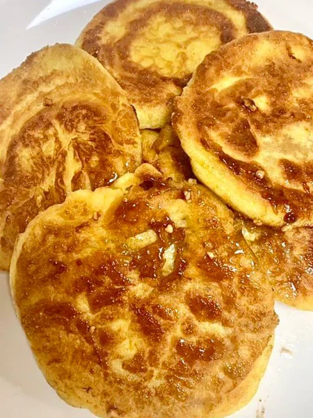 Altın, çıtır çıtır Hotteok, yapışkan, tatlı şurup, esmer şeker ve fındıkla dolu popüler bir Kore sokak atıştırmalığı. Her lokmada mükemmel derecede sıcak ve tatmin edici..