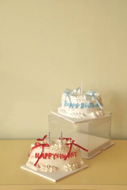 Lezzetli, kabarık bir pasta. Her durum için mükemmel. Genellikle kremayla ya da taze meyvelerle kaplandığında, her lokmaya neşe katan tatlı bir ziyafet olur..