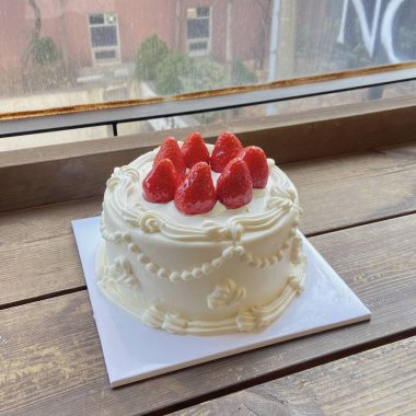 Lezzetli, kabarık bir pasta. Her durum için mükemmel. Genellikle kremayla ya da taze meyvelerle kaplandığında, her lokmaya neşe katan tatlı bir ziyafet olur..