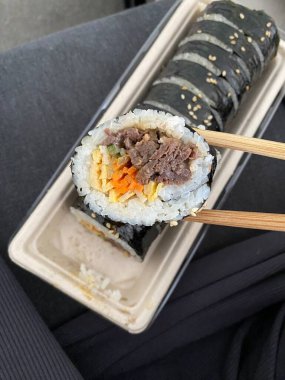 Taze sebzelerle, baharatlı pirinçlerle ve gevrek yosunlara sarılmış lezzetli proteinlerle dolu nefis kimbap dürümleri. Her ısırıkta lezzet ve dokuların mükemmel bir kombinasyonu.