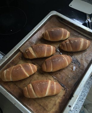 Yumuşak, kabarık bir iç yapısı ve hafif tuz serpiştirilmiş mükemmel çıtır çıtır bir kabuğu olan altın kahverengi tuz ekmeği. Her durum için basit ama tatmin edici bir tedavi..