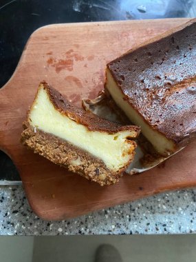 Zengin, yapışkan browni tabanlı ve pürüzsüz, kremalı peynirli kek tabakası olan bozulmuş browniler. Çikolata düşkünlüğünü kremalı tatlılıkla harmanlayan mükemmel bir tatlı..