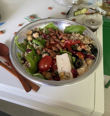 Canlı yeşil sebze salatası, kiraz domatesleri, salatalık ve dolmalık biber karışımı. Gevrek, renkli ve vitaminlerle dolu bu salata sağlıklı, lezzetli bir yemek yapar..