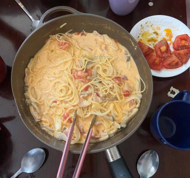 Lezzetli beyaz bir sosla kaplanmış kremalı ve zengin spagetti rahatlatıcı ve tatmin edici bir yemek için mükemmel bir lezzet sunuyor..