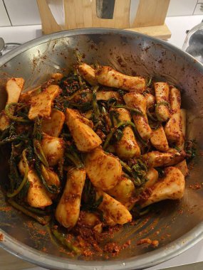 Çıtır çıtır ve aromalı mu kimchi turp küpleri, acı biber taneleri ve sarımsaklı. Her yemeğe baharatlı, keskin bir tat katan cesur ve ferahlatıcı bir Kore mezesi..