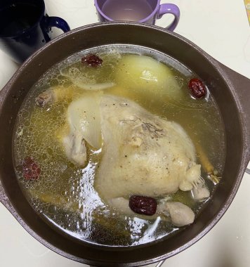 Samgyetang, sağlıklı bir Kore ginseng tavuk çorbası, içi pirinç, sarımsak, jube ve bitkilerle doldurulmuş taze bir tavuk. Sağlık ve rahatlık için mükemmel bir yemek..