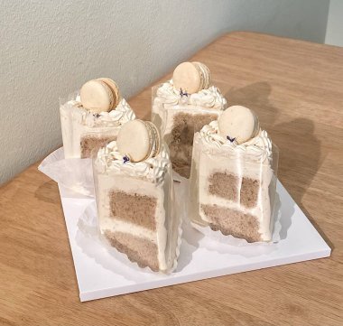 Taze meyve ya da şekerle kaplı, bol krema ve kremalı nefis bir dilim pasta. Tatlı fotoğrafçılığı için mükemmel, yiyeceklerle ilgili projelerde hoşgörü ve tatlılık gösteriliyor..