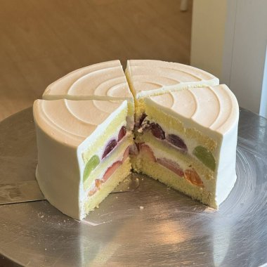 Lezzetli, kabarık bir pasta. Her durum için mükemmel. Genellikle kremayla ya da taze meyvelerle kaplandığında, her lokmaya neşe katan tatlı bir ziyafet olur..