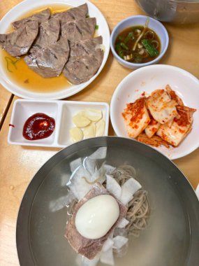 Soğukta çiğnenmiş karabuğday erişteli otantik Pyongyang naengmyeonu taze ve lezzetli bir tat sunuyor. Geleneksel Kore mutfak menüleri ve yaz yemekleri için mükemmel..