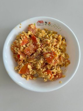 Lezzetli domatesli sade bir tabak omlet lezzet dengesi için hafif baharatlı. Hızlı ve besleyici bir yemek seçeneği olarak mükemmel..