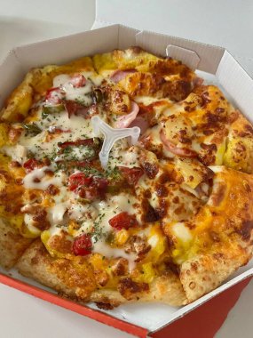 Altın hamurlu, erimiş peynirli ve lezzetli soslu lezzetli bir pizza. Yemeklerle ilgili tasarımlar, menüler ya da İtalyan temalı projeler için mükemmel. Klasik bir konfor yemeğinin özünü yakalamak için..
