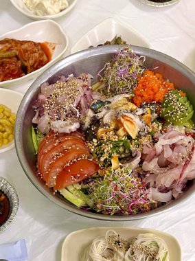 Taze balık, sebze ve aromalı malzemelerle dolu canlı bir kase. Yemek fotoğrafçılığı için mükemmel. Bu yemek sağlıklı, renkli yemeklerin ve Hawaii 'den esinlenilen yiyeceklerin özünü temsil ediyor..