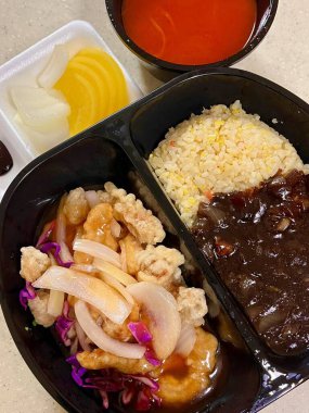 Zengin siyah fasulye sosuna bulanmış kalın, çiğnenmiş erişteli klasik Kore-Çin karışımı, yanında gevrek tangsuyuk, bol yağda kızartılmış domuz eti ve tatlı ve ekşi sos servis edilir..