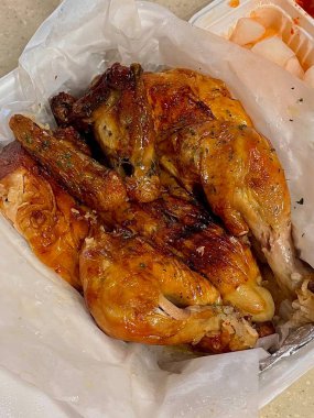 Geleneksel Kore kızarmış tavuğu, çıtır çıtır, altın tenli, sade soslu, taze etli ve ev yapımı klasik yemekleri andıran leziz aromalı.