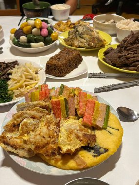 Hafif altın hamurlu gevrek tempura, içinde hassas kıtır kıtır dokular ve hassas malzemeler sergiliyor, havadar tabakasını ve iştah açıcı görünümünü yakından gösteriyor.