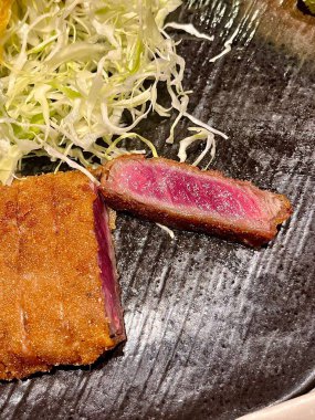 Çıtır tonkatsu, Japon usulü kızarmış domuz pirzolası dilimlenmiş lahana ve tuzlu sosla servis edilir. Lezzetli bir kıtır kıtır doku ve sulu et dengesi.